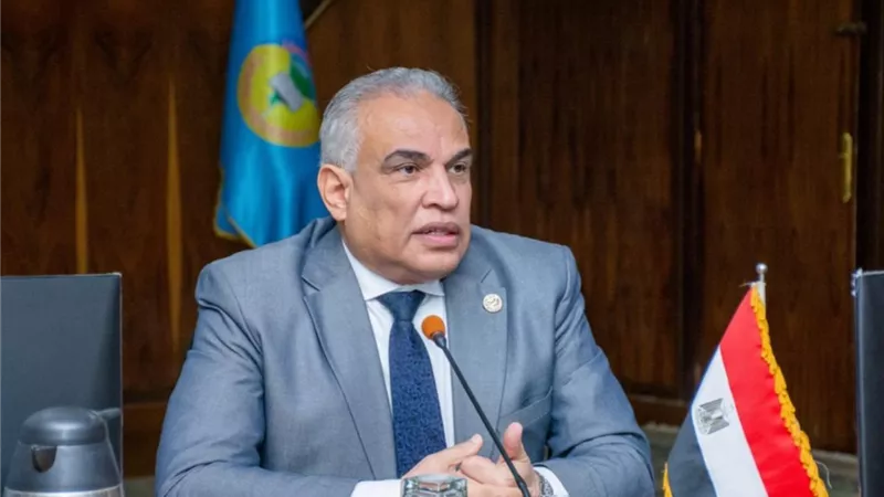 رئيس جامعة طنطا يستعرض 