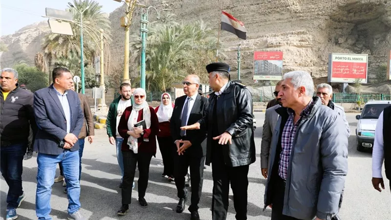للحد من الحوادث والاختناقات المرورية.. محافظ المنيا يتابع تطوير الطرق 