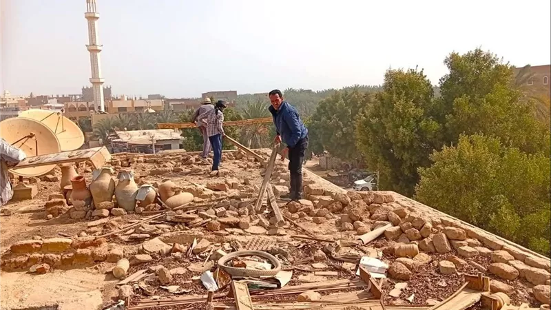 إزالة العشش والتعديات أعلى العمارات السكنية بالوادي الجديد