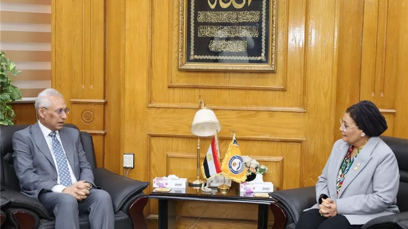 نائب وزير الصحة ورئيس جامعة المنيا يبحثان سبل تعزيز التعاون وخطة السكان