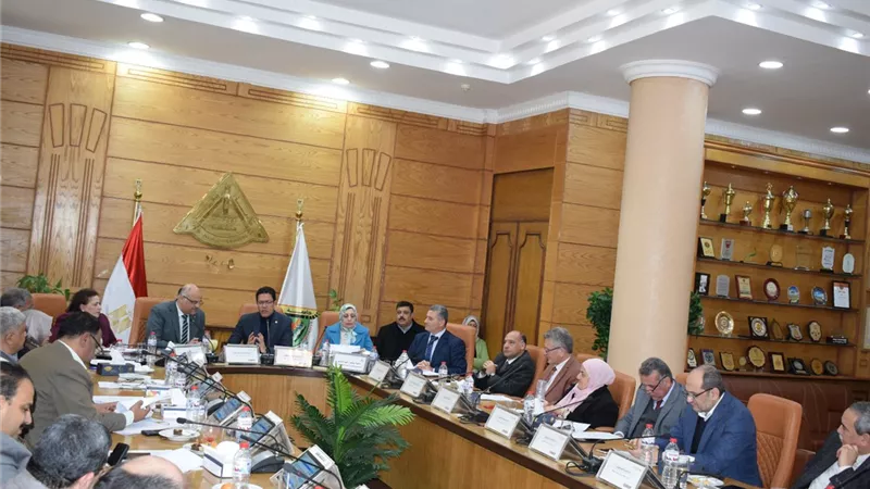 محافظ القليوبية يشيد بدور جامعة بنها في ربط البحث العلمي باحتياجات السوق