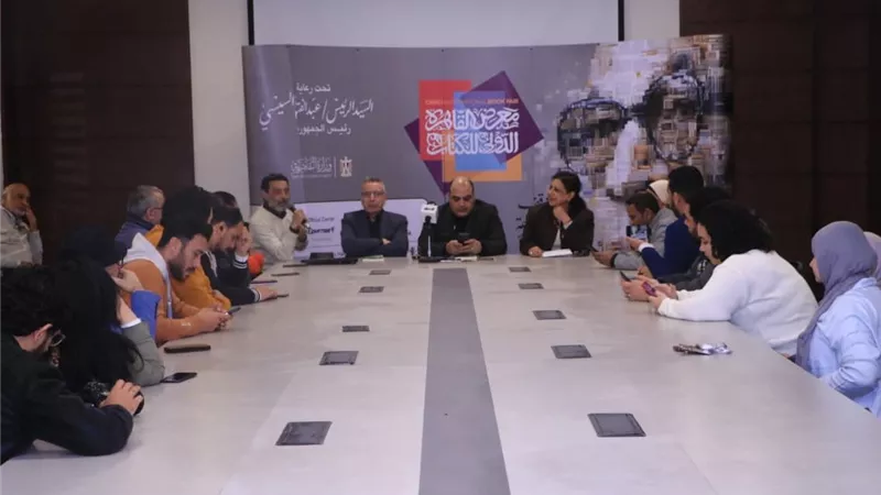 مثقفون في مناقشة رواية '' لافانفارلو''  تشرح المجتمع الفرنسي