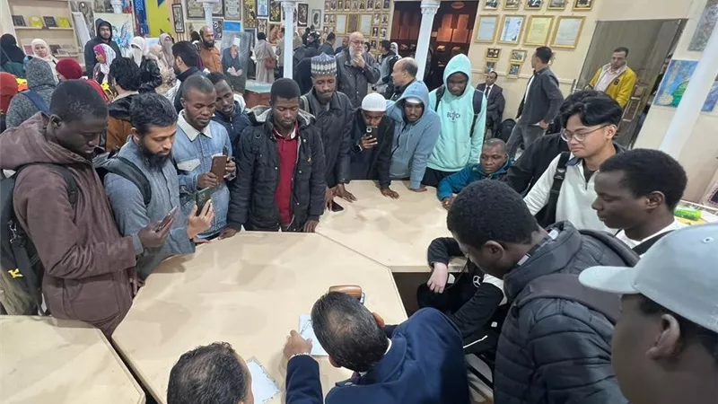 الخط العربي.. فن إسلامي أصيل يجذب الطلاب الوافدين بمعرض الكتاب|تفاصيل