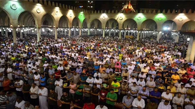 بث مباشر.. صلاتا العشاء والتراويح من مسجد الإمام الحسين بالقاهرة