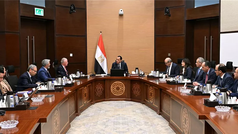 رئيس الوزراء يلتقي رئيس شركة «بوينج» الأمريكية لبحث تعزيز التعاون 
