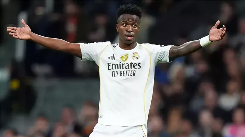 فينيسيوس يحدد مهلة لريال مدريد لحسم تجديد عقده