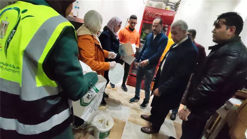 بعد تسمم حالتين.. رئيس حي الزهور يترأس حملة مفاجئة على مطعم ببورسعيد 