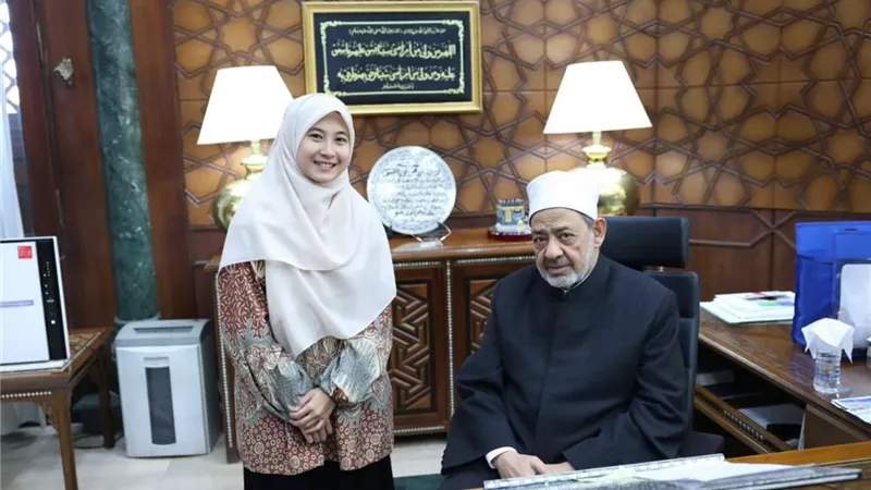 تقديرا لتفوقها.. شيخ الأزهر يستقبل الطالبة الإندونيسية «ييلي» 