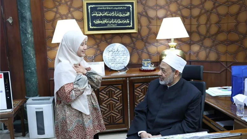 شيخ الأزهر يكافئ طالبة إندونيسية بمؤلفاته ومنحة ماجستير 