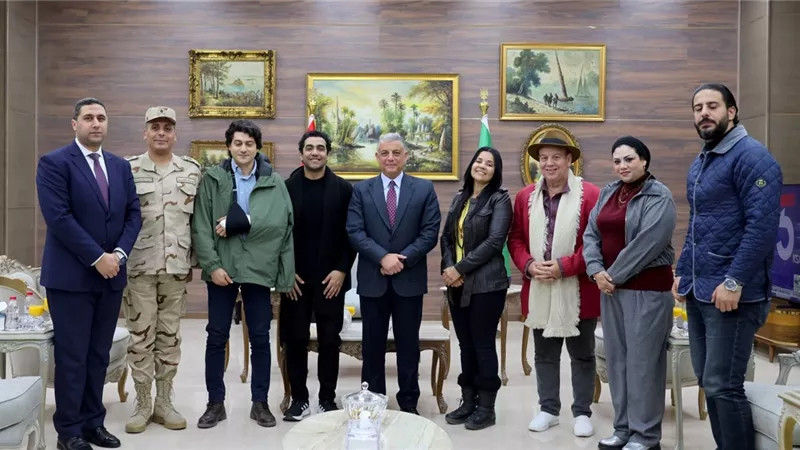 محافظ الإسماعيلية يستقبل أبطال العرض المسرحي 