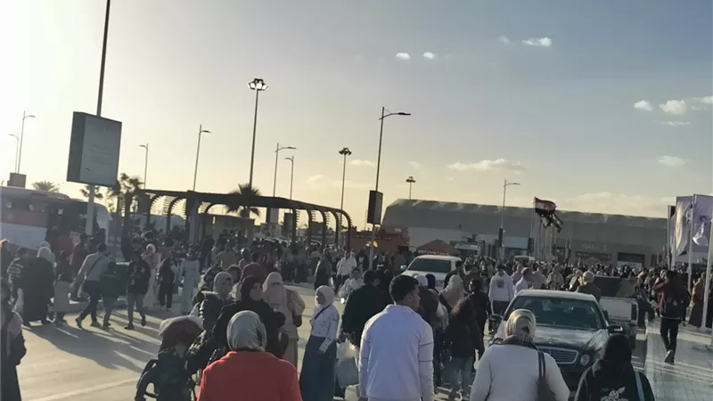 معرض القاهرة الدولي للكتاب يستقبل زواره بكثافة في يومه الثامن