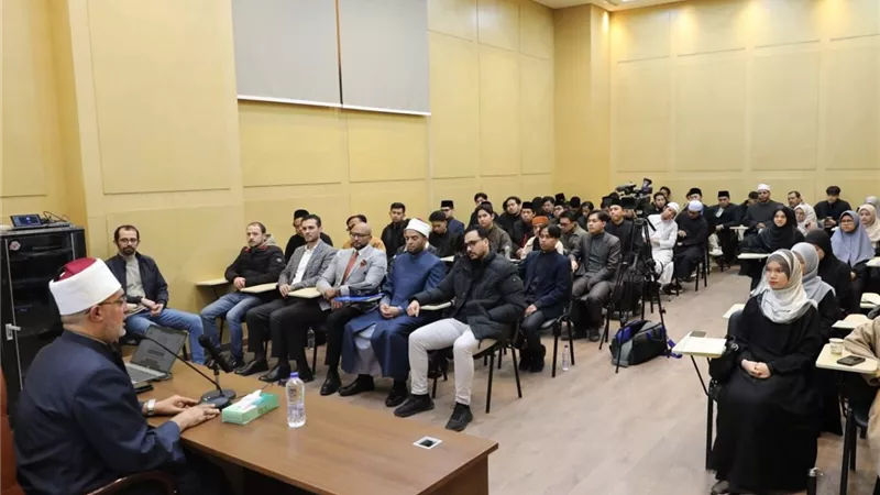 مفتي الجمهورية يشيد بدور الطلاب الإندونيسيين في تعزيز قيم الوسطية بالإفتاء