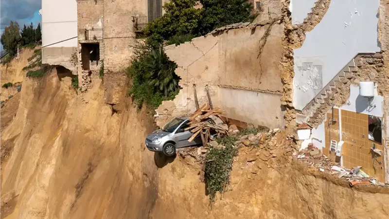 بلدة إيطالية معلقة على حافة منحدر بعد انهيار أرضي ضخم| فيديو