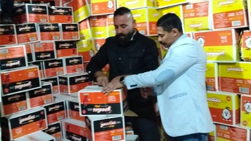 «تموين الفيوم» تضبط 6080 عبوة شعرية فاسدة داخل مخزن مواد غذائية