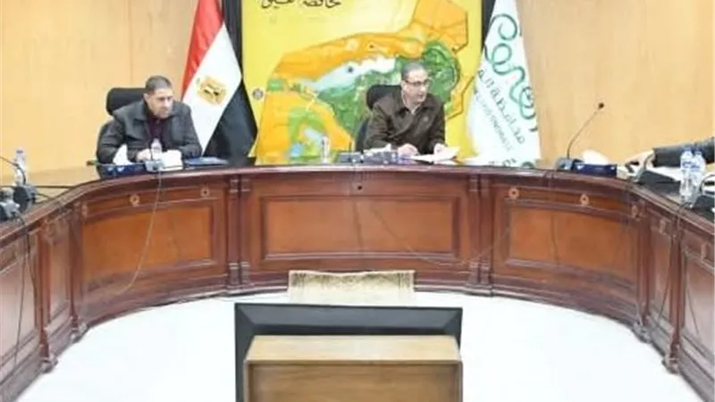 محافظ الفيوم يجتمع بأعضاء النواب والشيوخ لبحث تحديات المرور والري والصرف