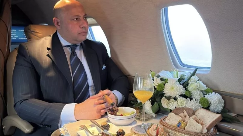 المحامي أشرف نبيل يكذب أنباء القبض على مصوري «فيديو الطائرة»