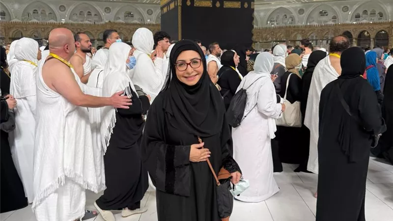 لميس الحديدي تؤدي مناسك العمرة: تنسى الدنيا بمشكلاتها