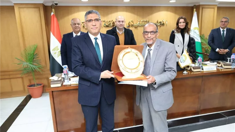 محافظ الجيزة يكرم رئيس جهاز التفتيش والمتابعة الميدانية