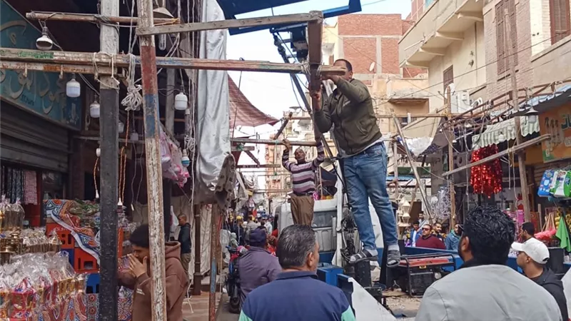 حي أول ينفذ حملة مكبرة لرفع الإشغالات بشارع مكة بالإسماعيلية|صور