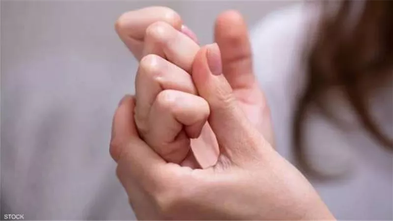 طرقعة المفاصل عادة آمنة.. متى تصبح إشارة لمشكلات صحية تستدعي استشارة؟  
