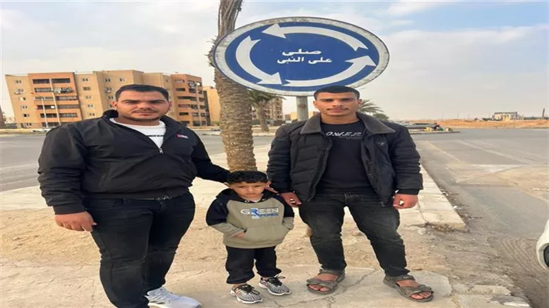 أستاذ أزهري ردا على مستنكري لافتة «صلي ع النبي»: «في قلوبهم مرض»|خاص