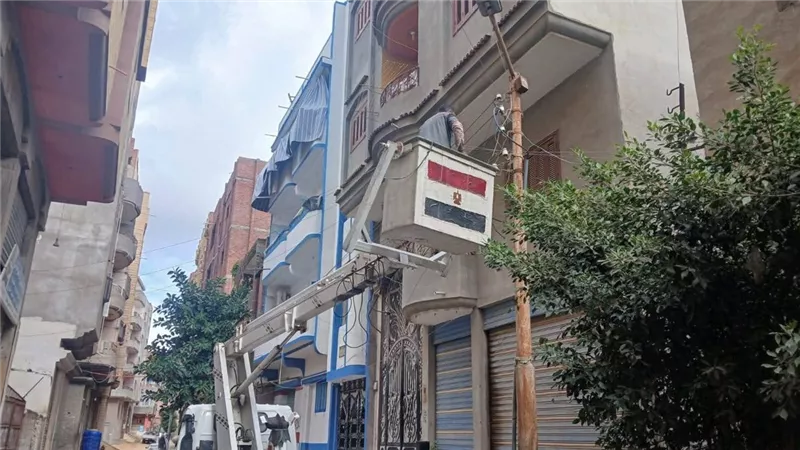 استمرار أعمال رفع كفاءة شبكة الإنارة العامة بمدينة بلطيم.. تفاصيل