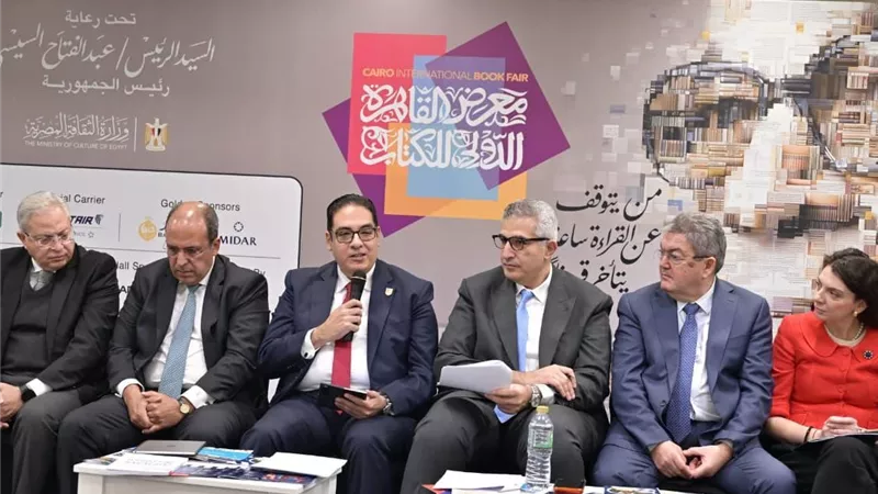 رئيس جامعة القاهرة يشارك في الندوة المصرية الرومانية بمعرض الكتاب 