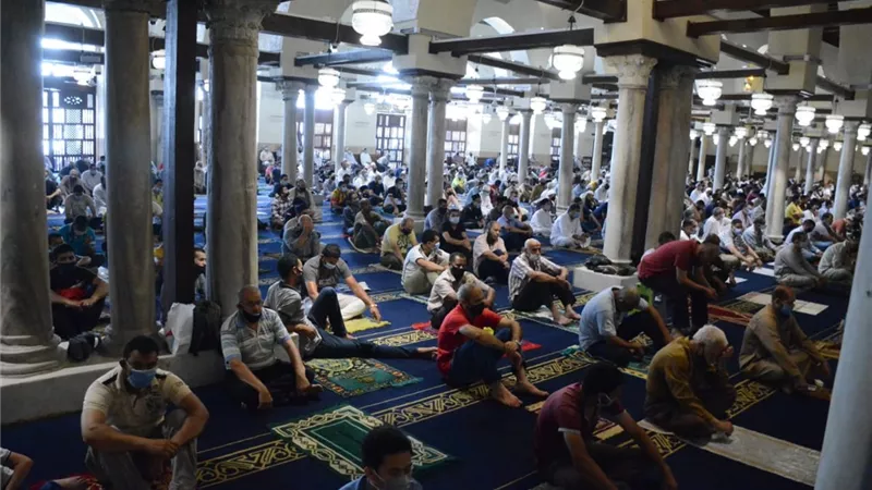الأزهر للفتوى: الإنصات لسماع خطبة الجمعة واجب