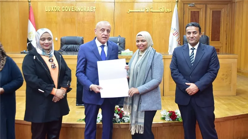 محافظ الأقصر يشهد حفل تخرج فعاليات البرنامج المتكامل للإدارة الرقمية