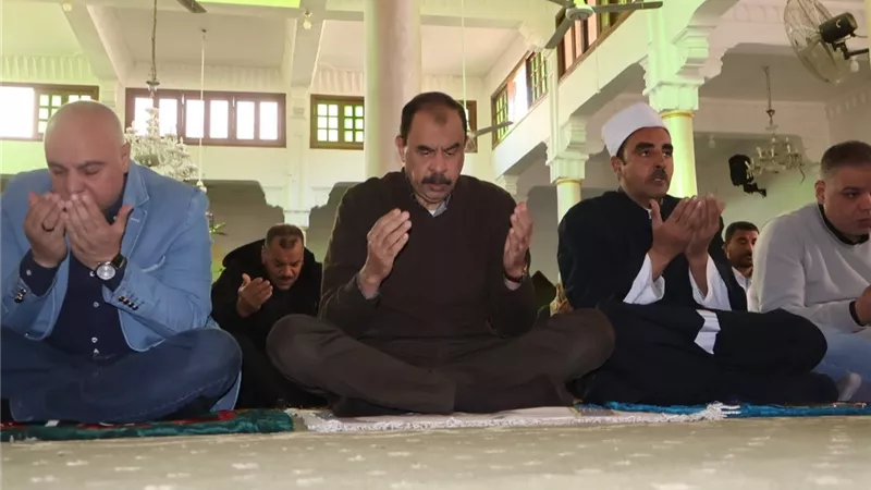 محافظ سوهاج يستمع لمطالب ومقترحات الأهالي عقب صلاة الجمعة