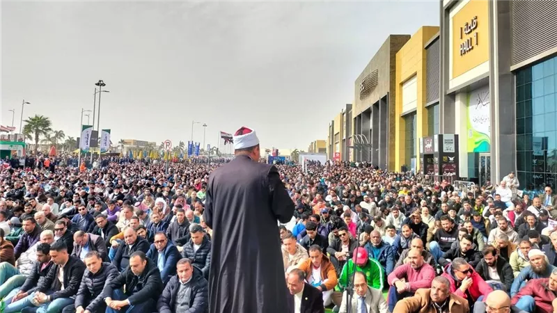 أجواء روحانية وتنظيمية عقب صلاة الجمعة بمعرض الكتاب| خاص