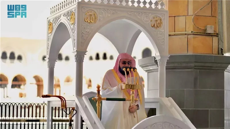 خطيب المسجد الحرام: من لم يتعظ بكتاب الله فهو ميت تائه في ظلمات الغرور