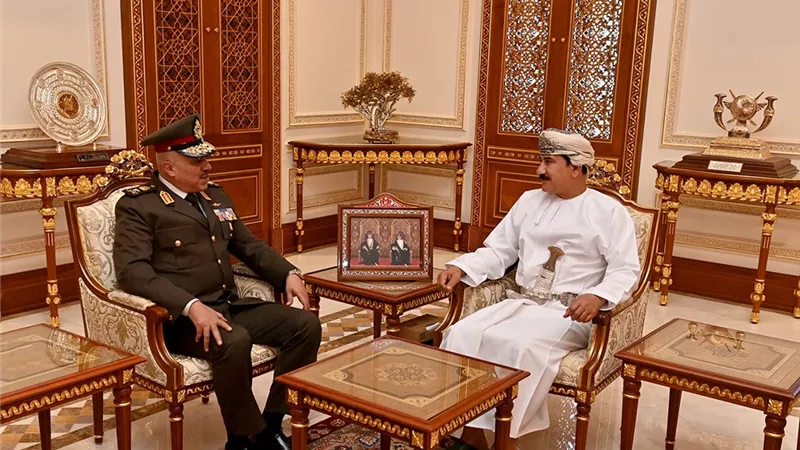 الفريق أحمد خليفة يعود إلى أرض الوطن عقب إنتهاء زيارته إلى سلطنة عمان