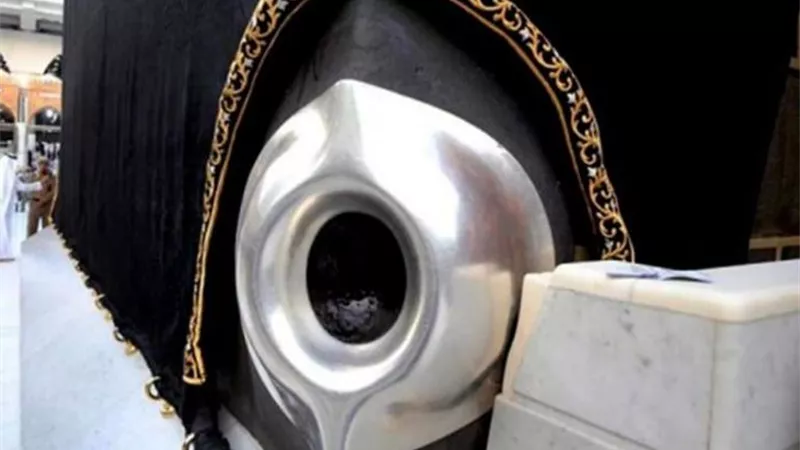 هل يجوز تقبيل الحجر الأسود؟.. أمين الفتوى يجيب