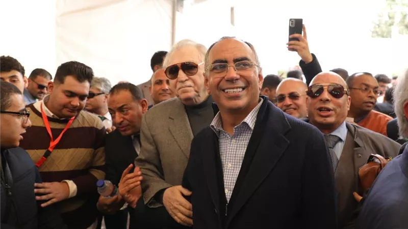 لدعم هاني سري الدين.. محمود أباظة يصل مقر الوفد للإدلاء بصوته