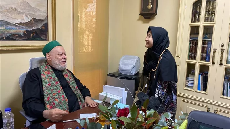 تحققت أمنيتها الثانية.. الطالبة الأندونيسية تلتقي الدكتور علي جمعة|صور