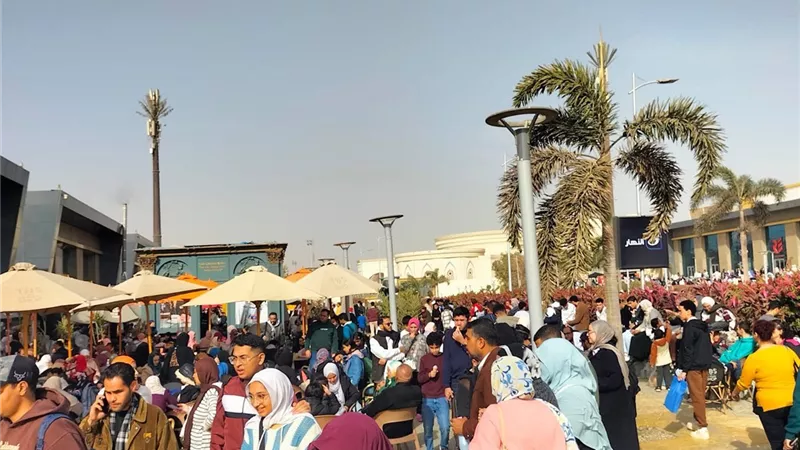 إقبال جماهيري كبير في اليوم الحادي عشر لمعرض القاهرة الدولي للكتاب