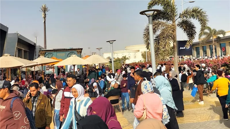 ازدحام غير مسبوق في منطقة المطاعم والكافيهات بمعرض الكتاب