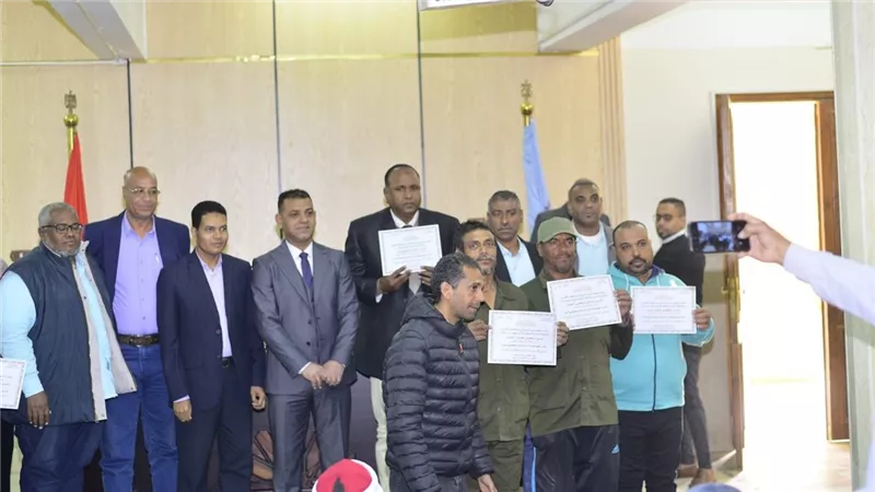 رئيس مدينة البياضية يكرم القيادات التنفيذية والموظفين المتميزين