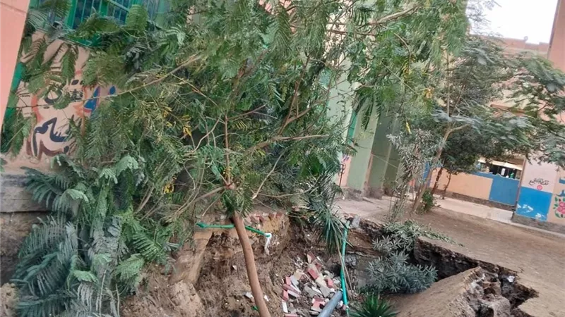 هبوط أرضي داخل فناء مدرسة طحانوب الابتدائية بالقليوبية
