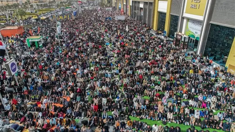 معرض الكتاب في الجمعة الثانية من شعبان.. مشهد لن تراه إلا في مصر
