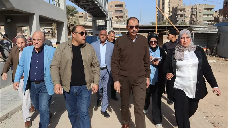 محافظ سوهاج يتفقد كوبري المشاة أعلى مزلقان السكة الحديد بالثلاث كباري