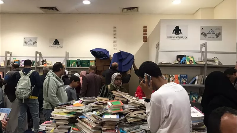 بورصة أسعار معرض الكتاب.. من 100 قرش إلى 217 ألف جنيه