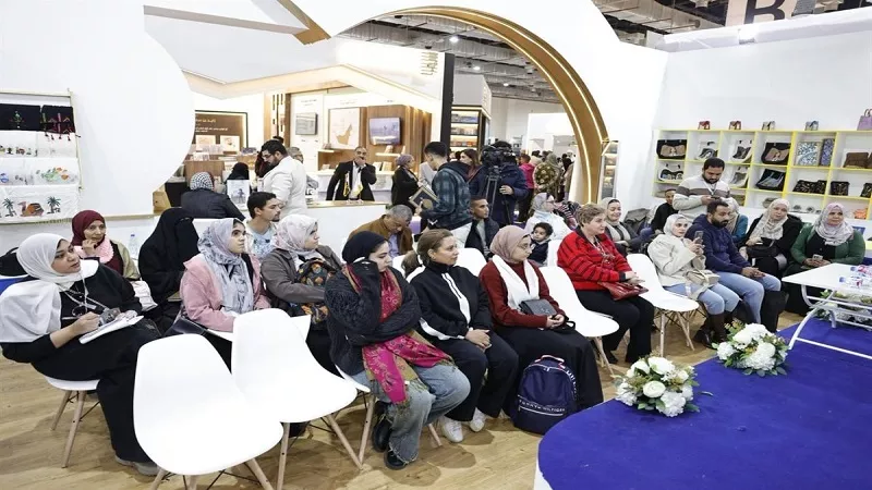 جيل زد يجمع بين المعرفة والترفيه والتفاعل الرقمي داخل معرض الكتاب| فيديو