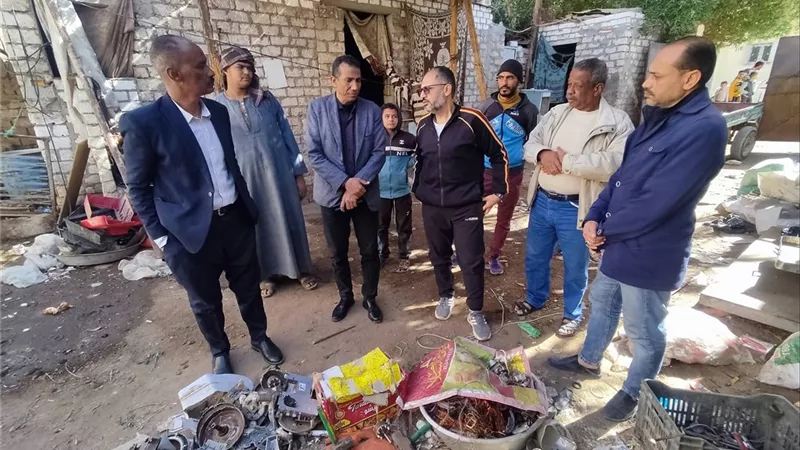 غلق مخازن الخردة والقضاء على ظاهرة النباشين في الوادي الجديد