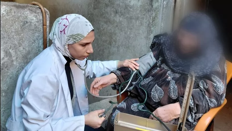 من بينهم كبار السن وذوو الهمم.. «صحة الشرقية» تنفذ 91 ألف زيارة منزلية|صور