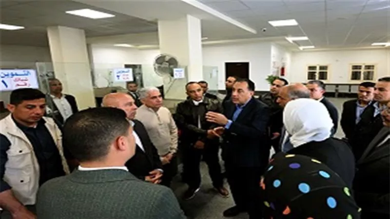 مدبولي يتفقد الخدمات المقدمة للمواطنين بالمركز التكنولوجي بـ«تونا الجبل» 