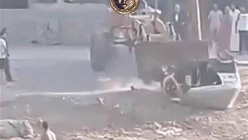 «خناقة بين لودر وتوك توك» ضبط شخص تعدى على آخر في كفر الشيخ