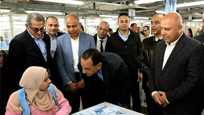 مدبولي: 4 ملايين دولار صادرات الجيزة للملابس الجاهزة شهريا|صور
