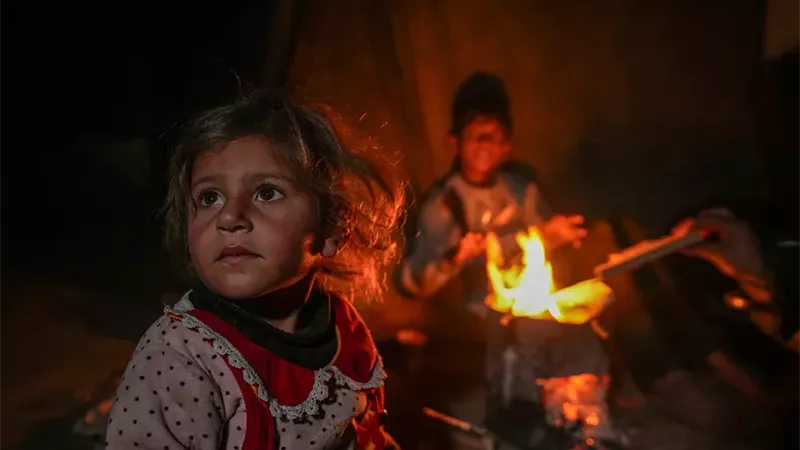 أهالي غزة يقاومون البرد والحرب.. ومطالب بسرعة فتح معبر رفح|فيديو